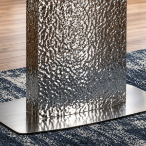 Söögilaud Roderik hõbedase reljeefse metallaluse detail