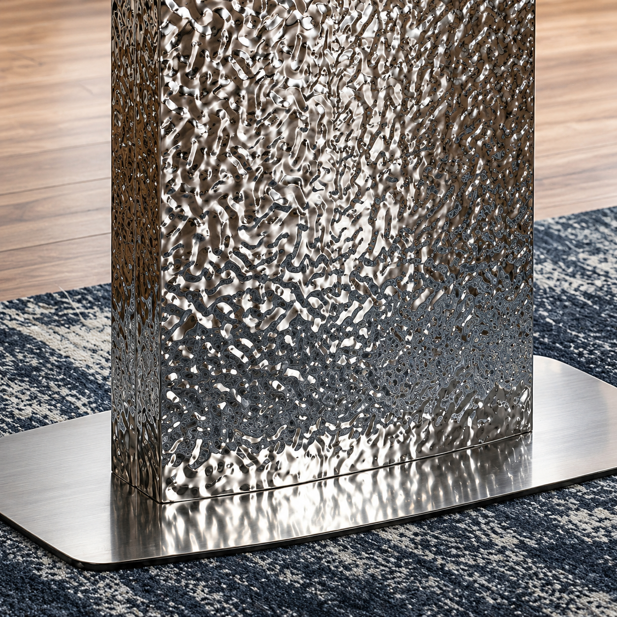 Söögilaud Roderik hõbedase reljeefse metallaluse detail